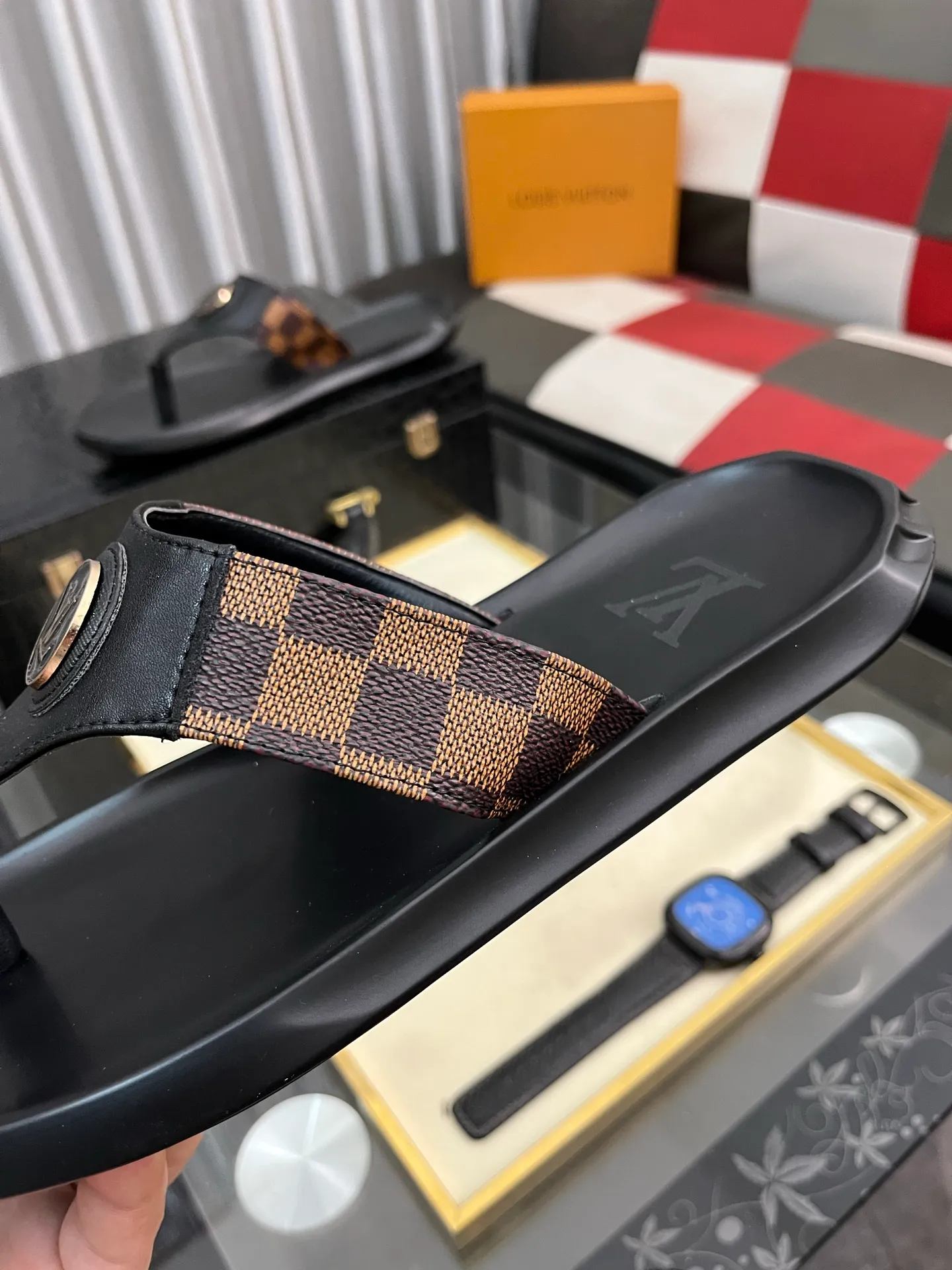 Men's shoes 💰260⌚️⌚️lv-Louis Vuitton) new men's sandals, high-end boutique, exquisite embossed logo decoration on the upper, fine workmanship, super soft soles, casual, loose and comfortable, a must-have in summer! \nsize: 38-443️⃣Colors available